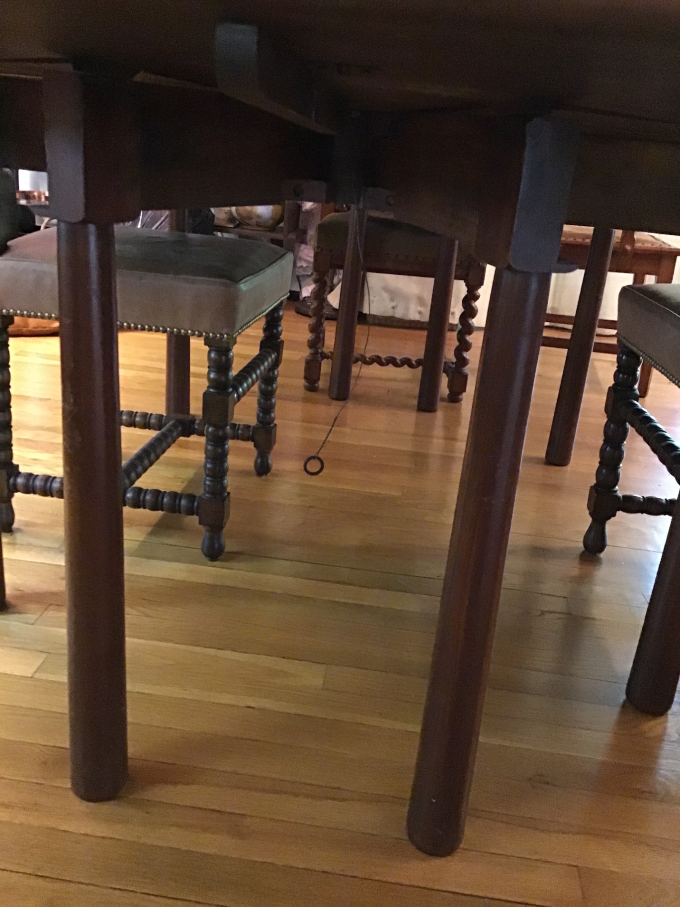Dark wood dining table with extension leaves 45x44 w/o leaves. 3 leaves total 41 1/2 . Size w leaves 86 1/2 x 44 - image 2 of 4