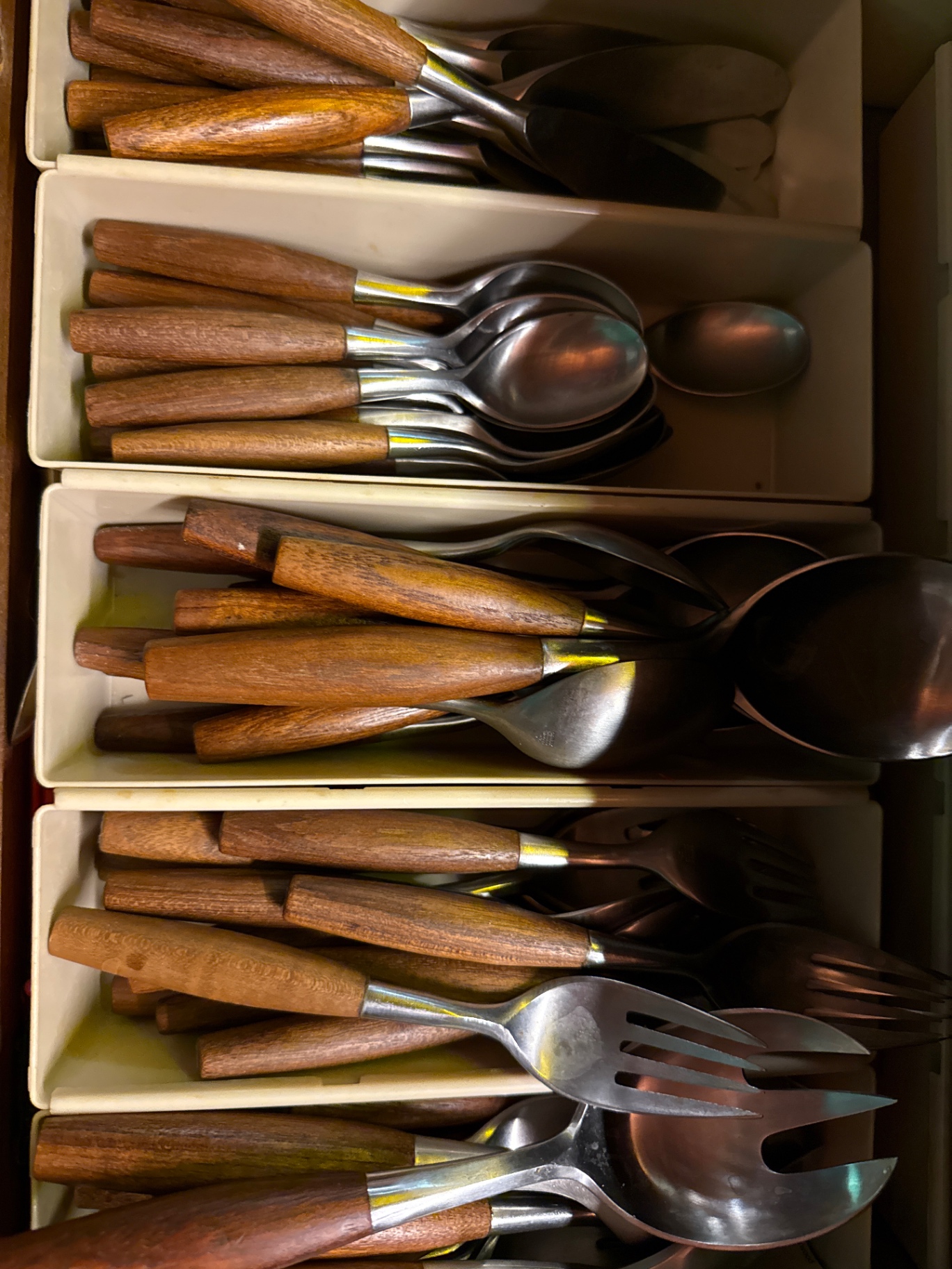 Wooden-handled cutlery set - image 2 of 3