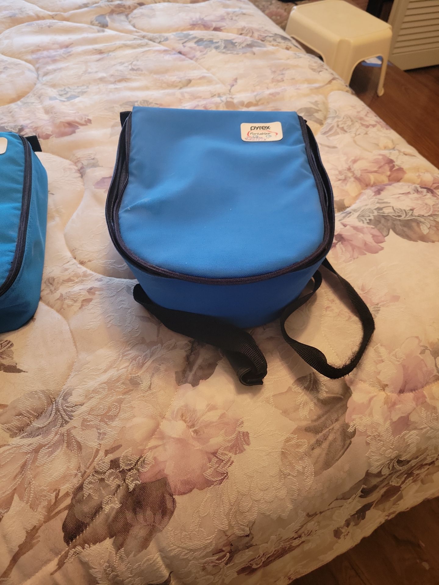Pyrex Portable Food Carrier Bags and Containers - image 3 of 3