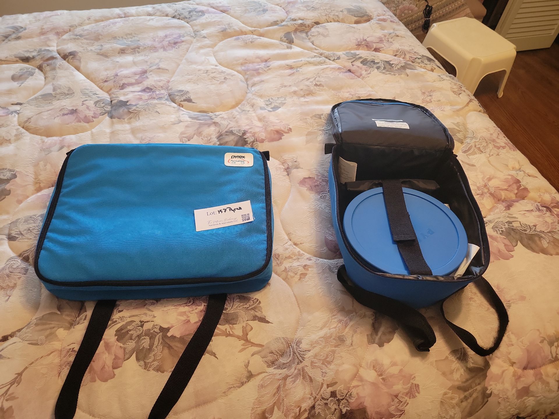 Pyrex Portable Food Carrier Bags and Containers - image 1 of 3