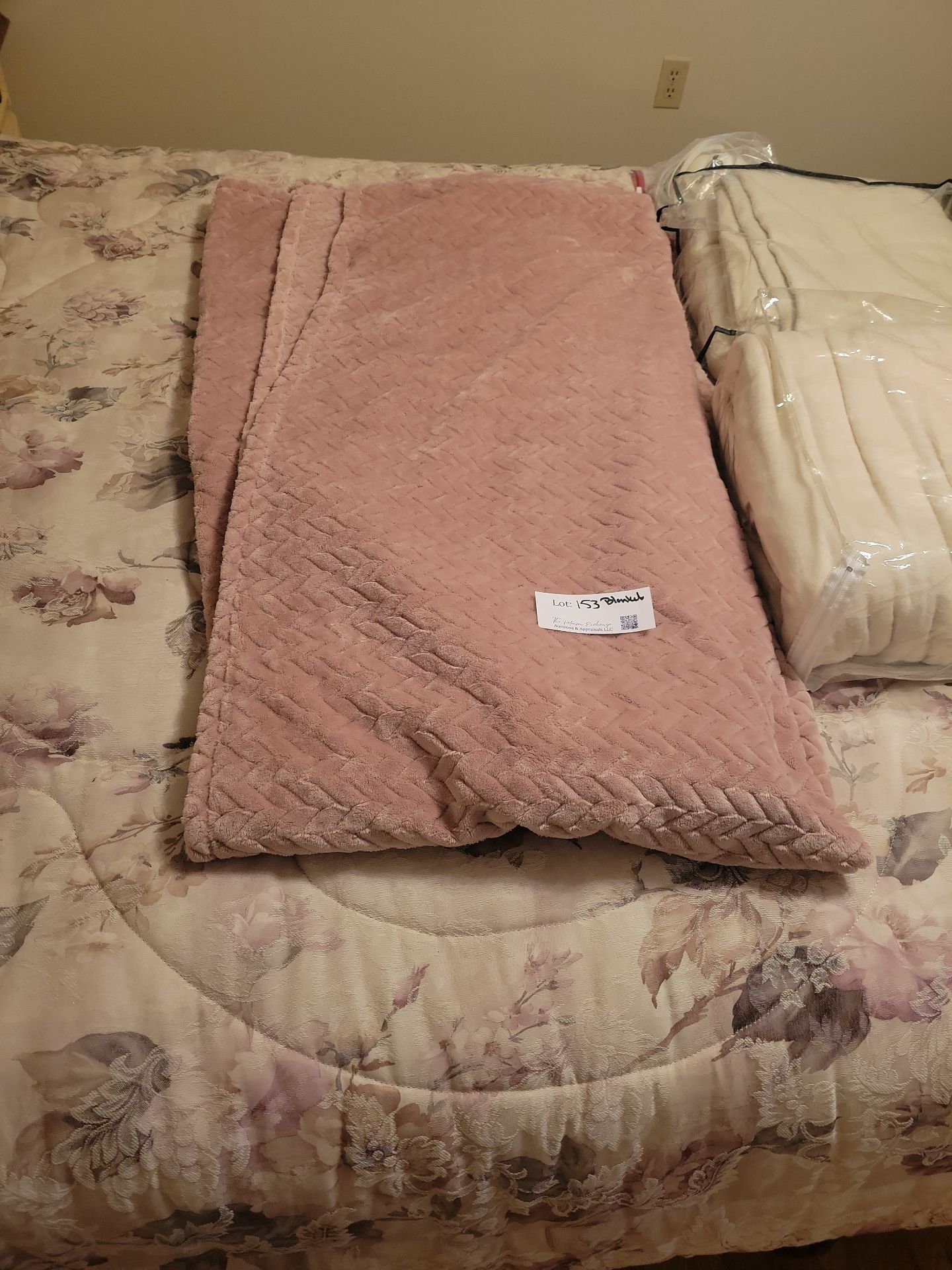Pink Throw Blanket and White Heated Blanket - image 2 of 5