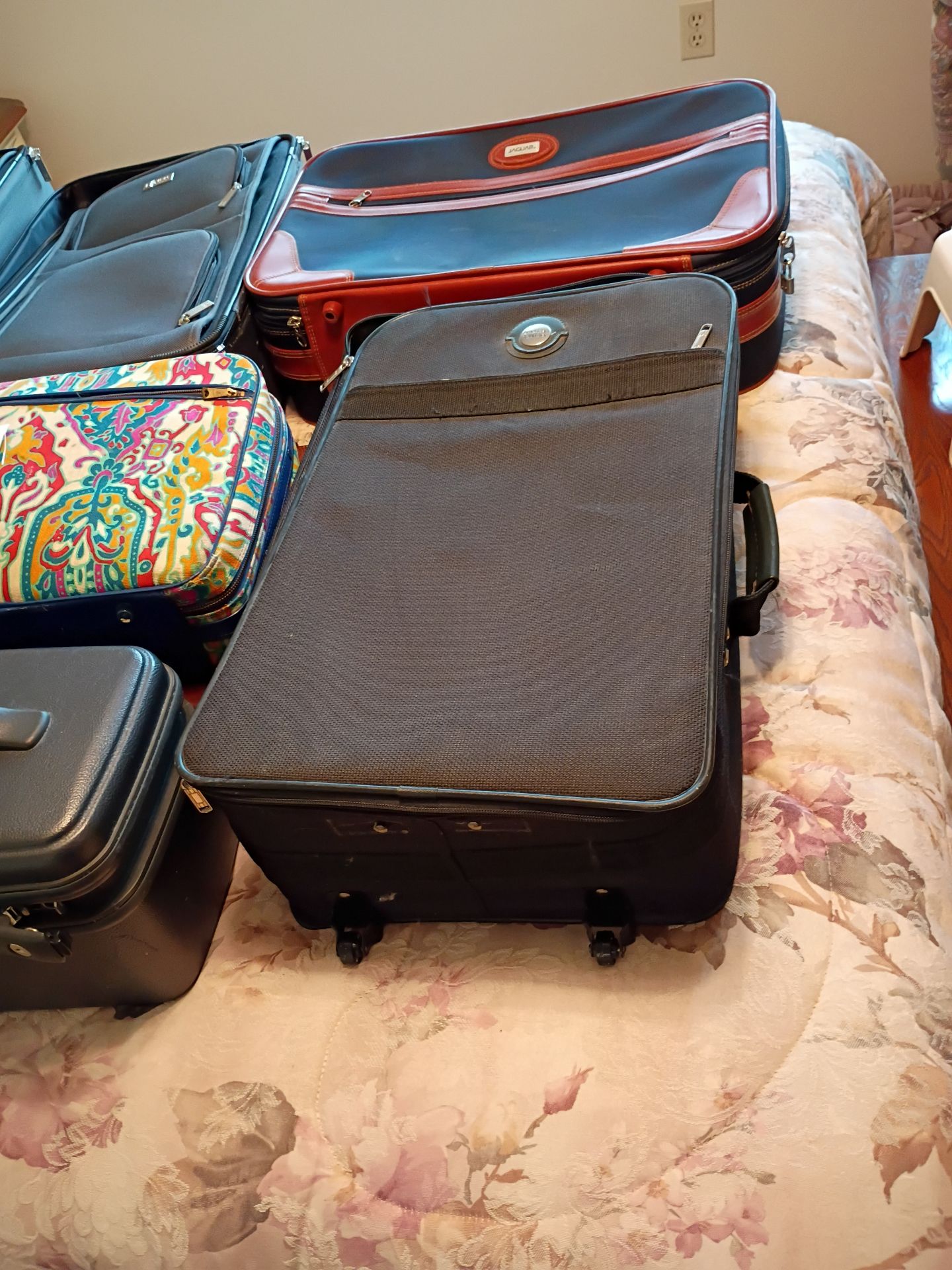 Assorted Suitcases and Travel Bags - image 2 of 7