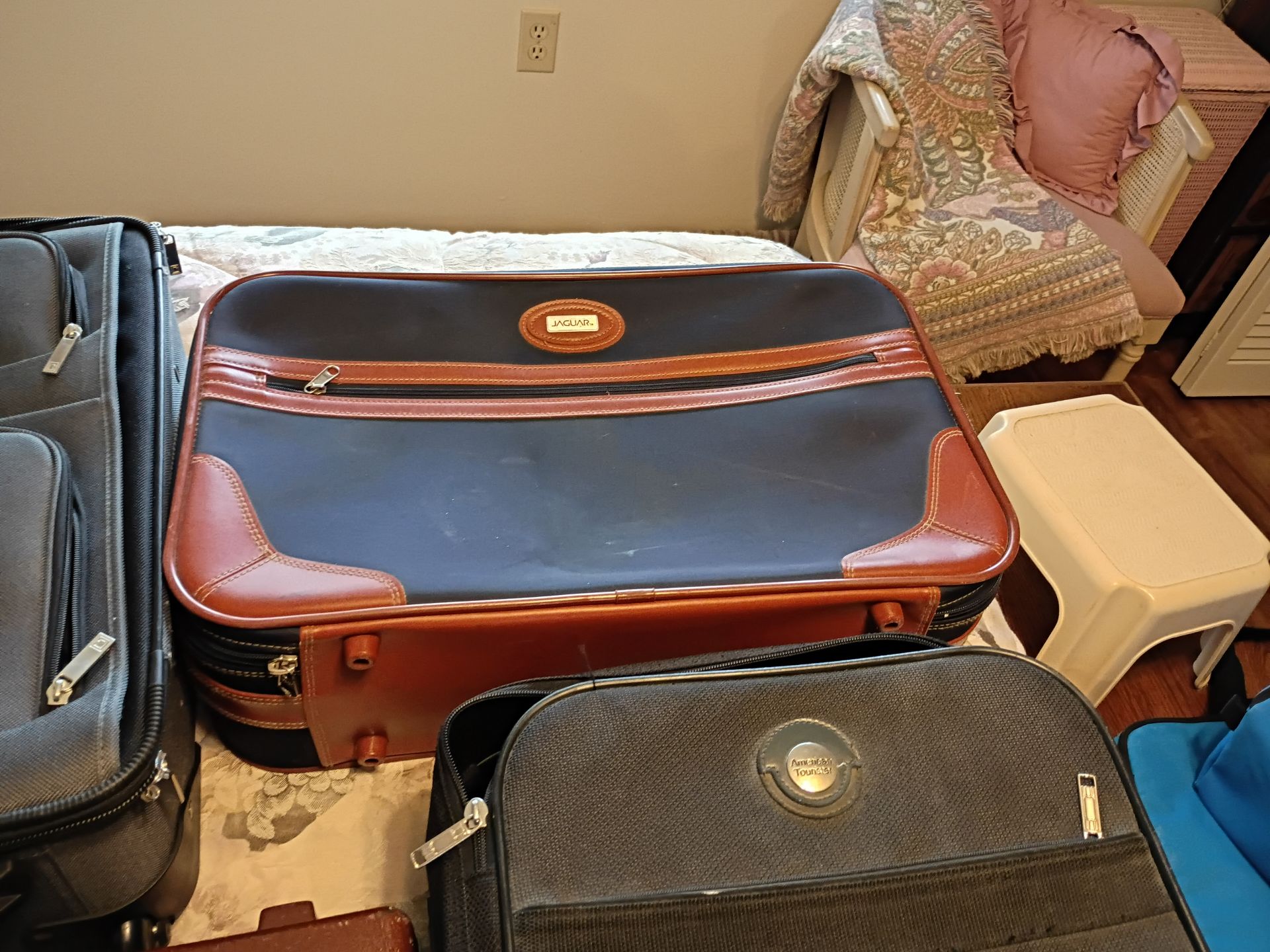 Assorted Suitcases and Travel Bags - image 6 of 7