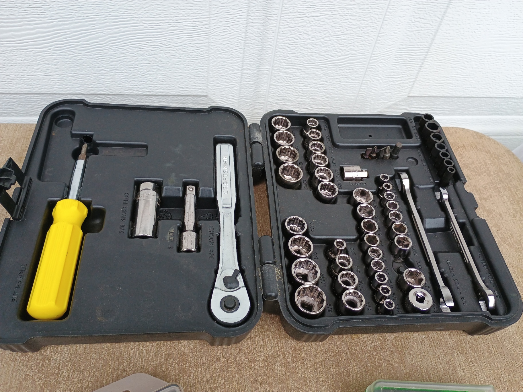 Socket sets and hand tool kits - image 2 of 3