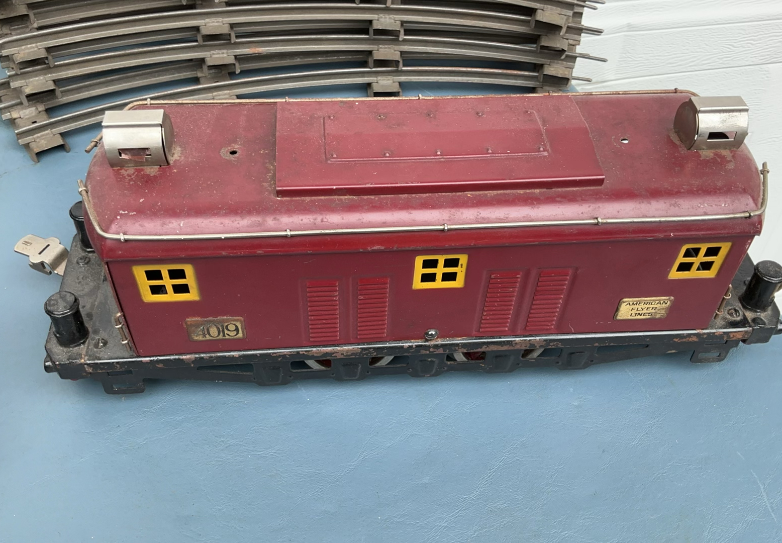Vintage American Flyer Lines red passenger train cars with track - image 10 of 13