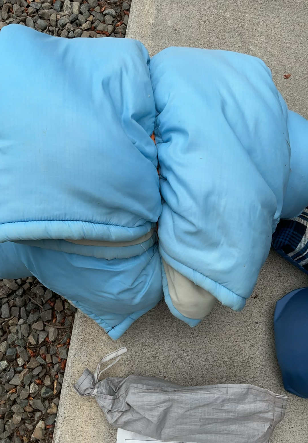 Camping gear with Ridgeway Moab tent and sleeping bags - image 5 of 8