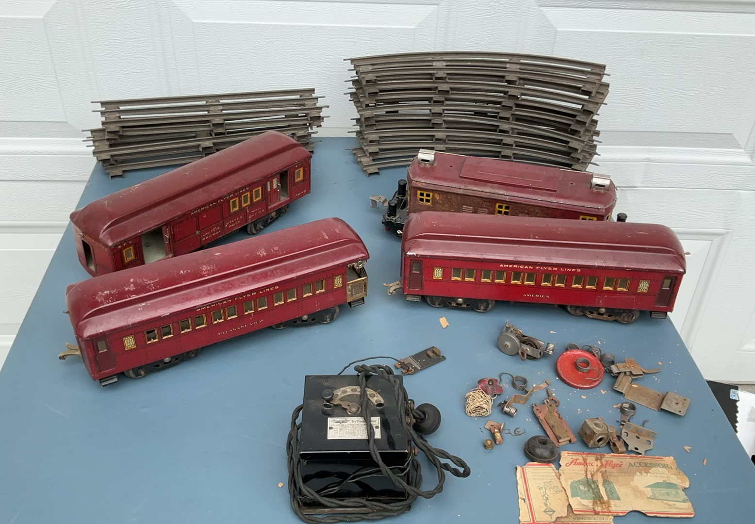 Vintage American Flyer Lines red passenger train cars with track - image 1 of 13