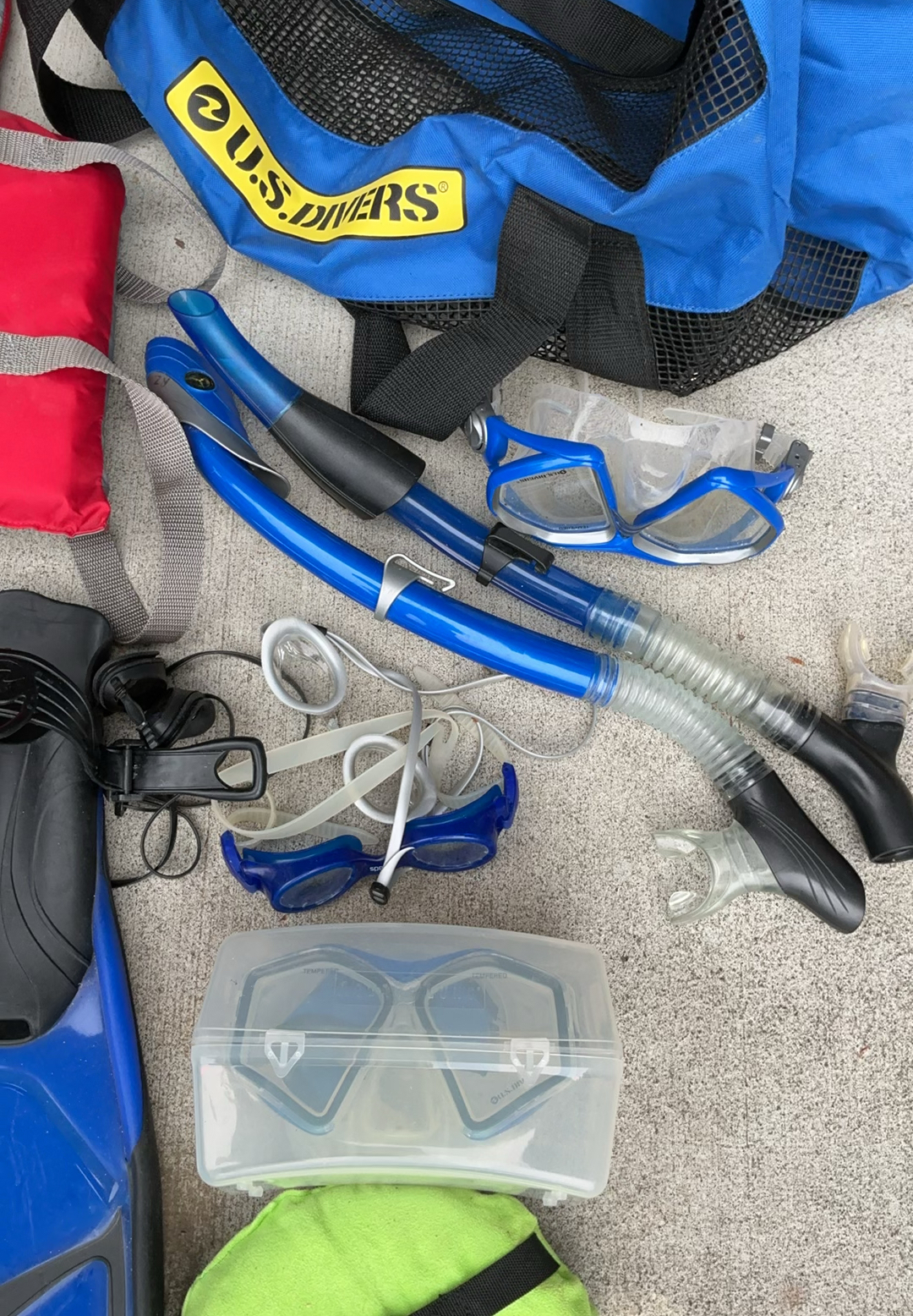 Adult snorkeling gear set with fins, mask, snorkel, and life vest - image 3 of 8