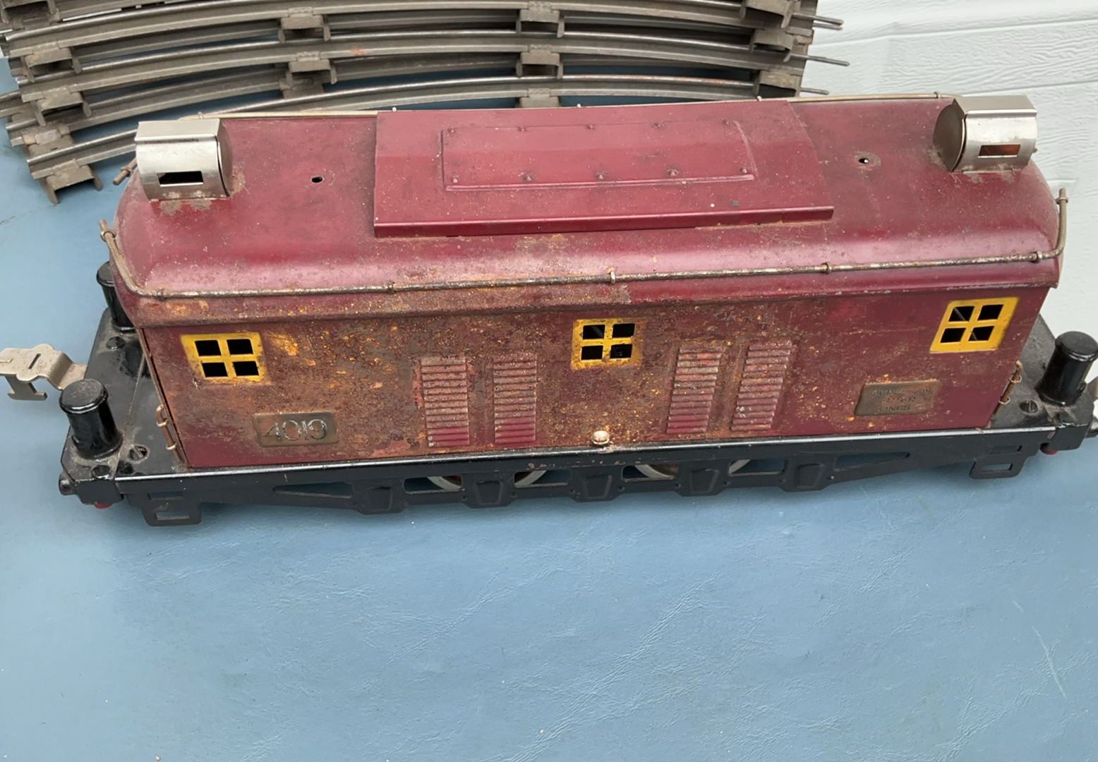 Vintage American Flyer Lines red passenger train cars with track - image 9 of 13