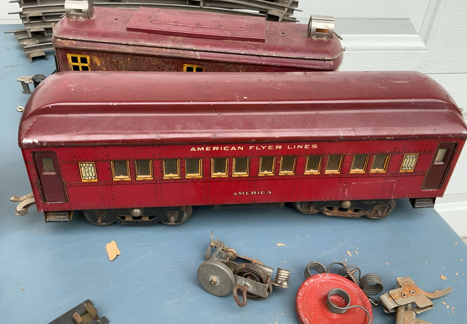 Vintage American Flyer Lines red passenger train cars with track - image 2 of 13