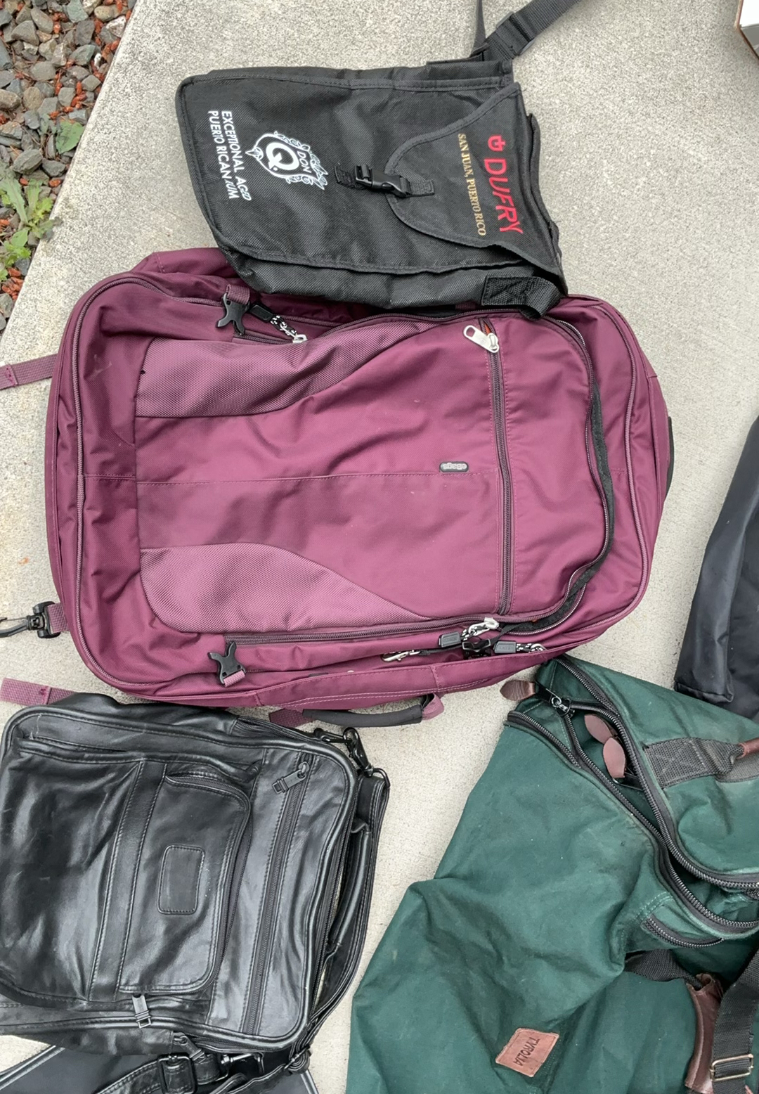 Assorted travel bags - image 3 of 5