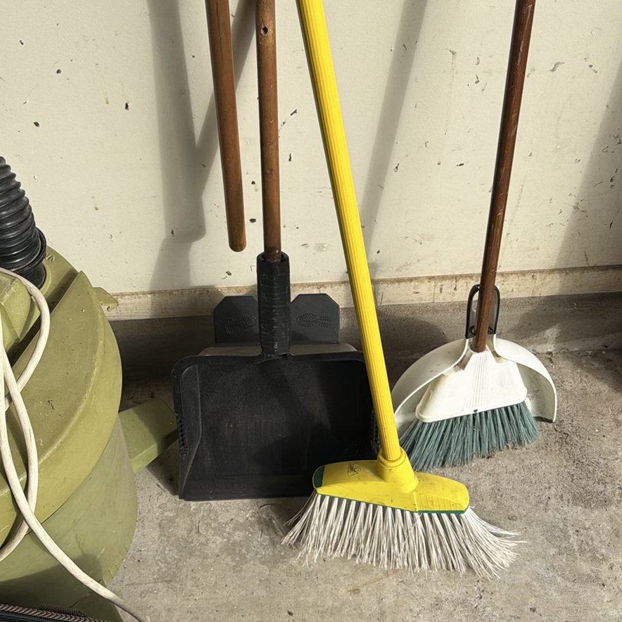 Scotts lawn care products, garden watering accessories, and assorted yard tools - image 7 of 9