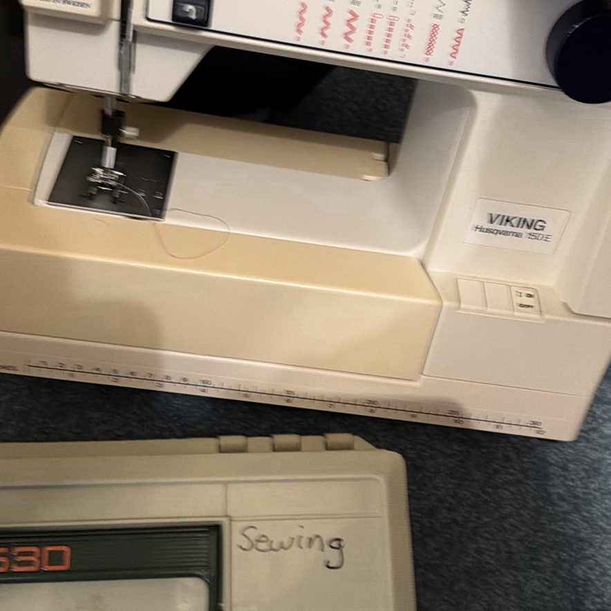 Viking Husqvarna 530E Sewing Machine with Accessories - image 4 of 4