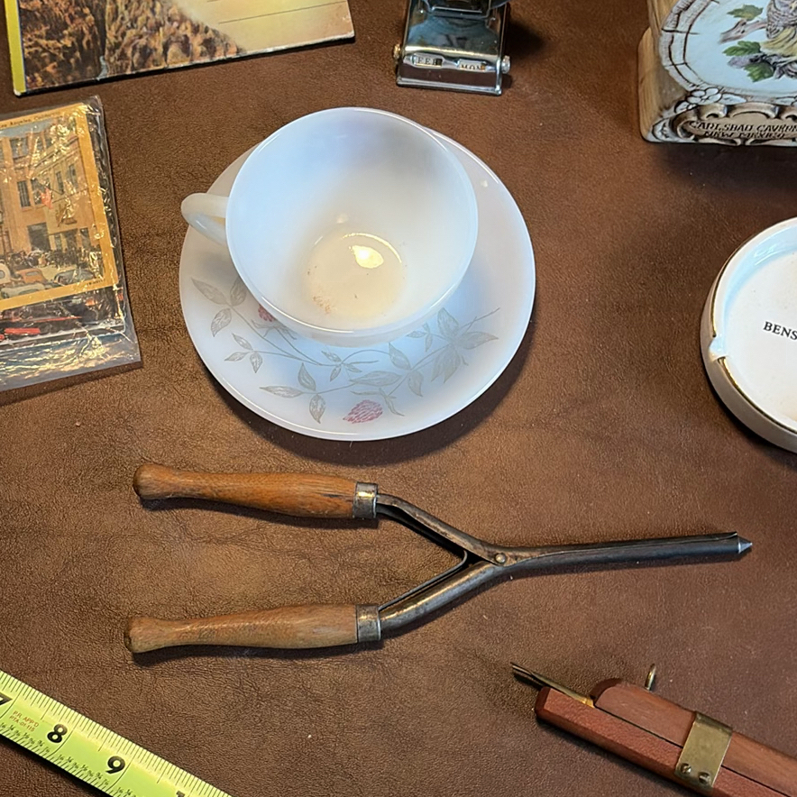 Assorted Vintage Household and Advertising Collectibles - image 6 of 11