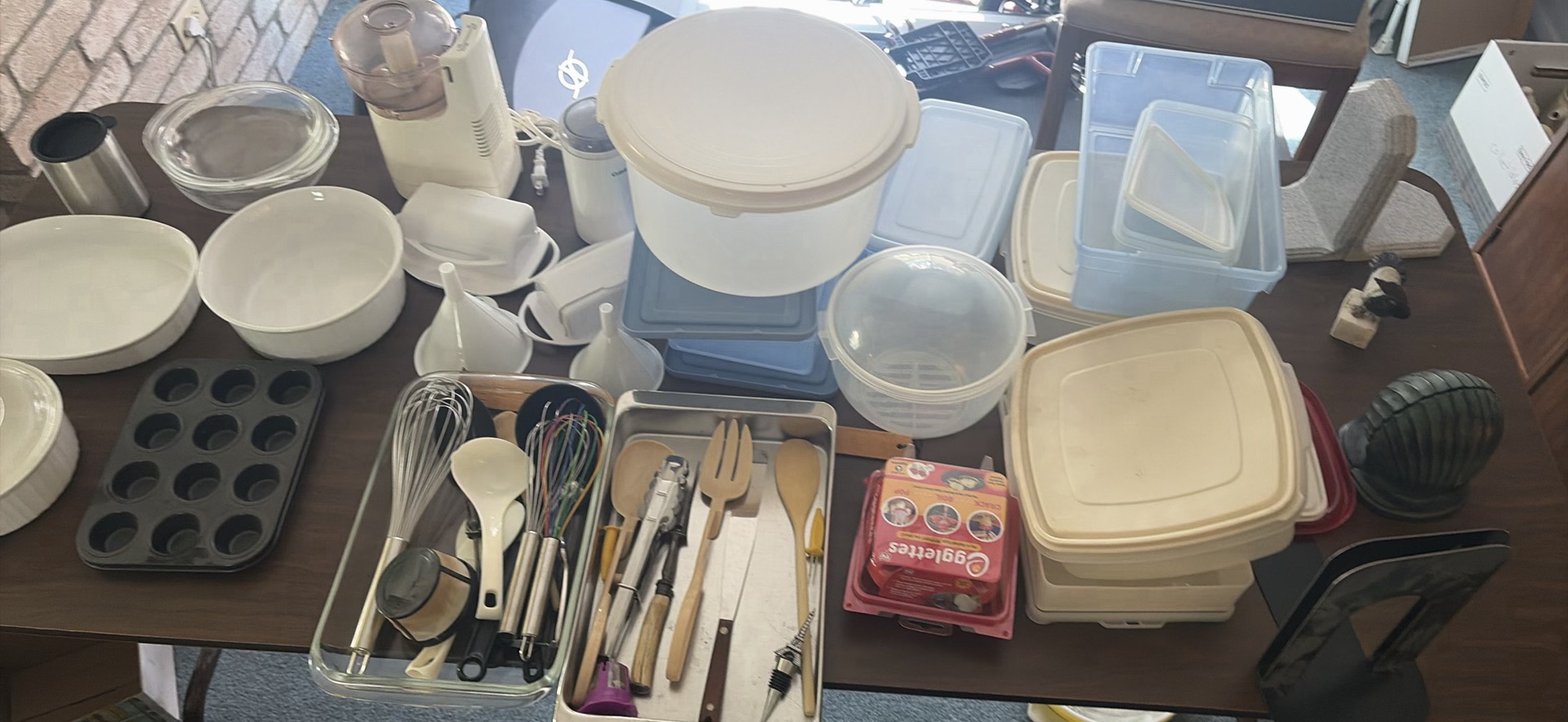 Assorted Kitchenware and Small Kitchen Appliances - image 1 of 22