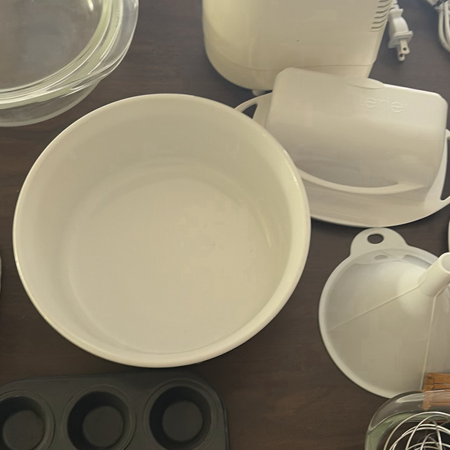 Assorted Kitchenware and Small Kitchen Appliances - image 4 of 22