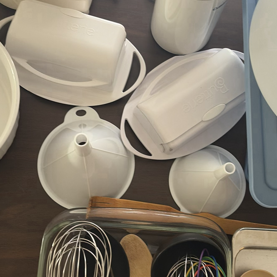 Assorted Kitchenware and Small Kitchen Appliances - image 7 of 22