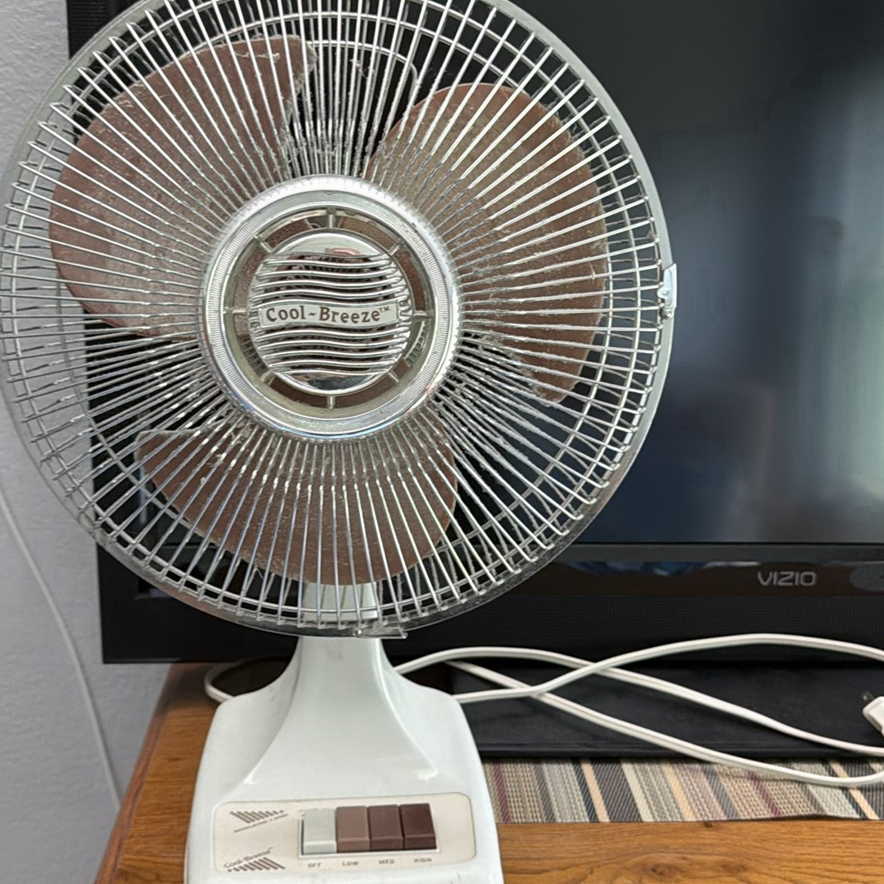 Vizio E320VO 32-Inch HDTV, DVD/VHS plater, fan - image 8 of 8