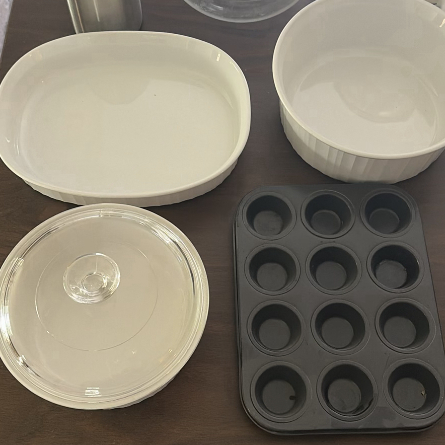 Assorted Kitchenware and Small Kitchen Appliances - image 2 of 22