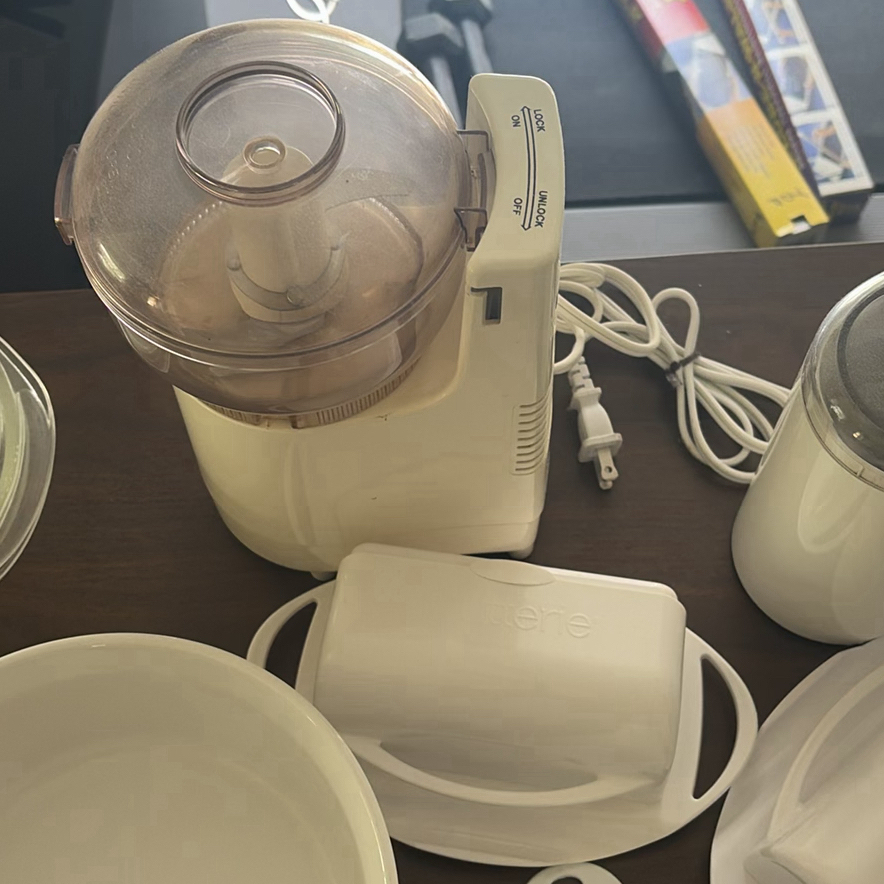 Assorted Kitchenware and Small Kitchen Appliances - image 5 of 22