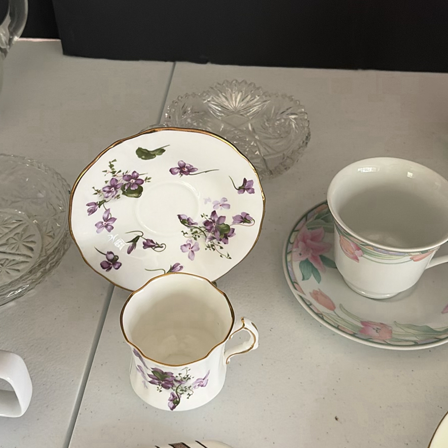 Assorted Ceramic and Glass Serveware and Decorative Pieces - image 5 of 19