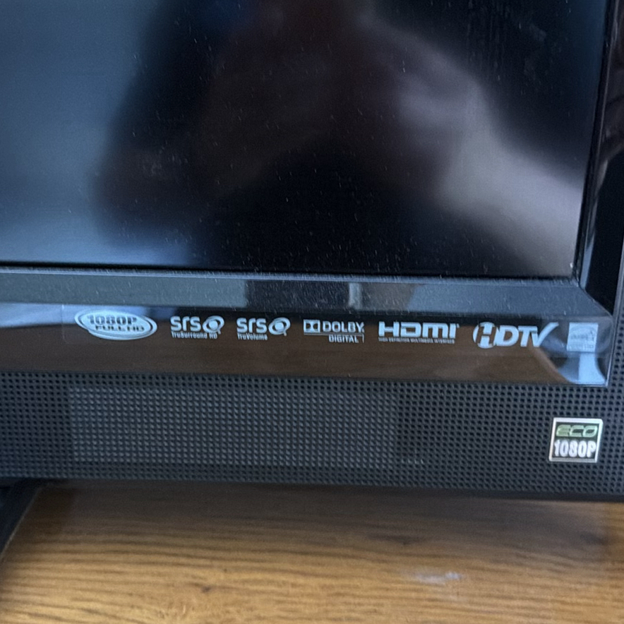 Vizio E320VO 32-Inch HDTV, DVD/VHS plater, fan - image 4 of 8