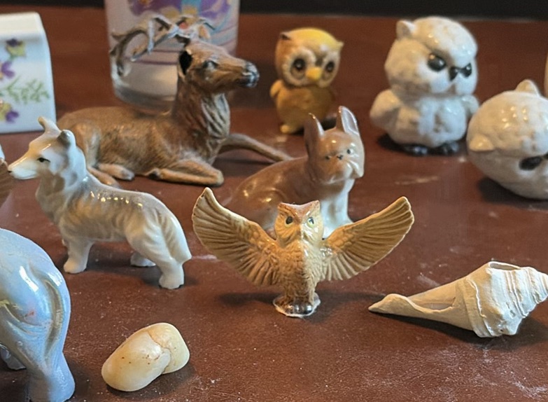 Mixed Ceramic Animal Figurines, Seashells, and Decorative Items - image 6 of 10