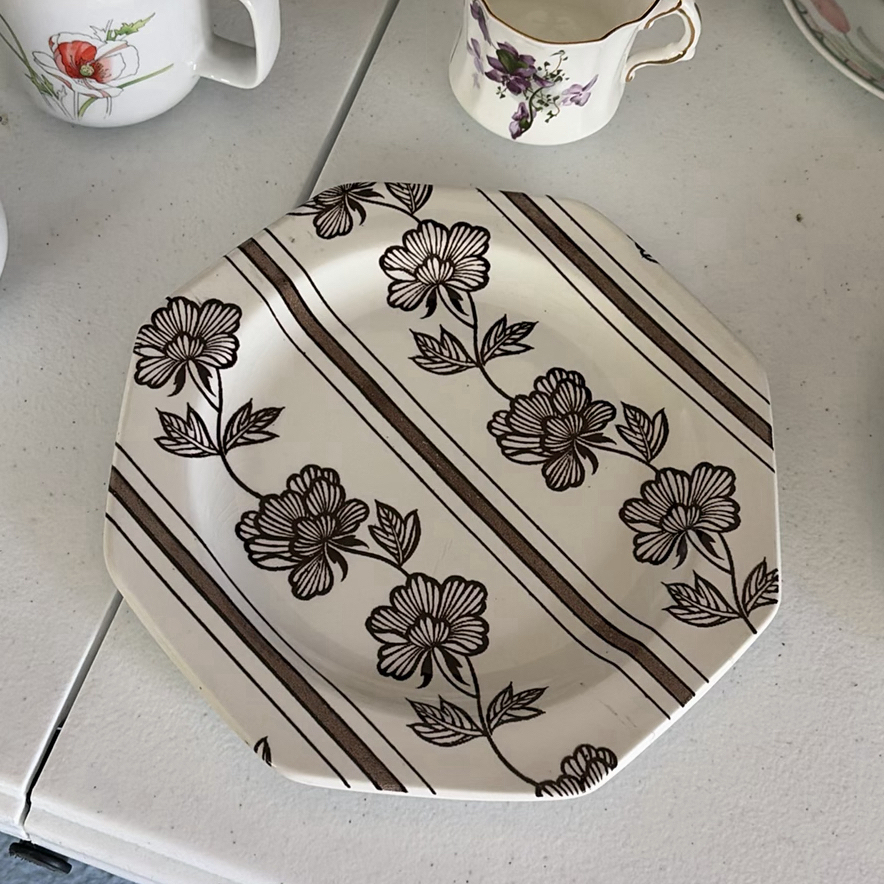 Assorted Ceramic and Glass Serveware and Decorative Pieces - image 4 of 19
