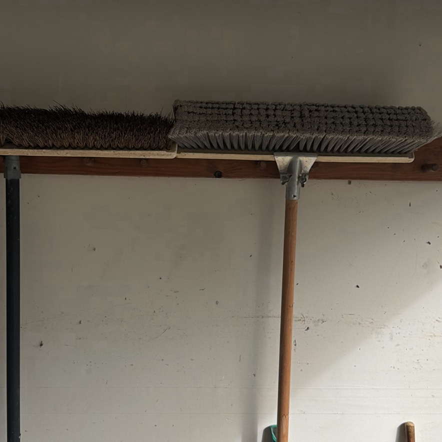 Scotts lawn care products, garden watering accessories, and assorted yard tools - image 9 of 9