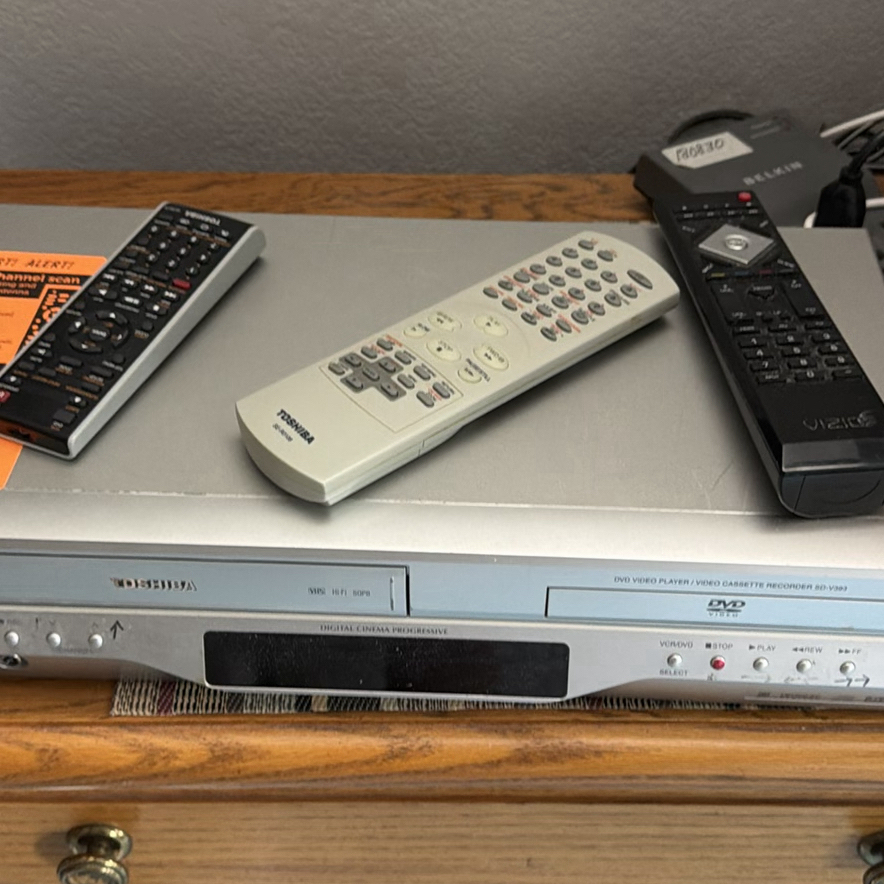 Vizio E320VO 32-Inch HDTV, DVD/VHS plater, fan - image 6 of 8