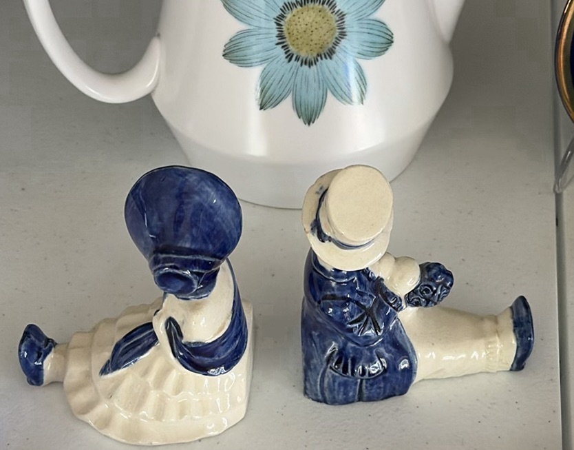 Assorted Decorative Ceramic and Glass Tableware - image 12 of 20