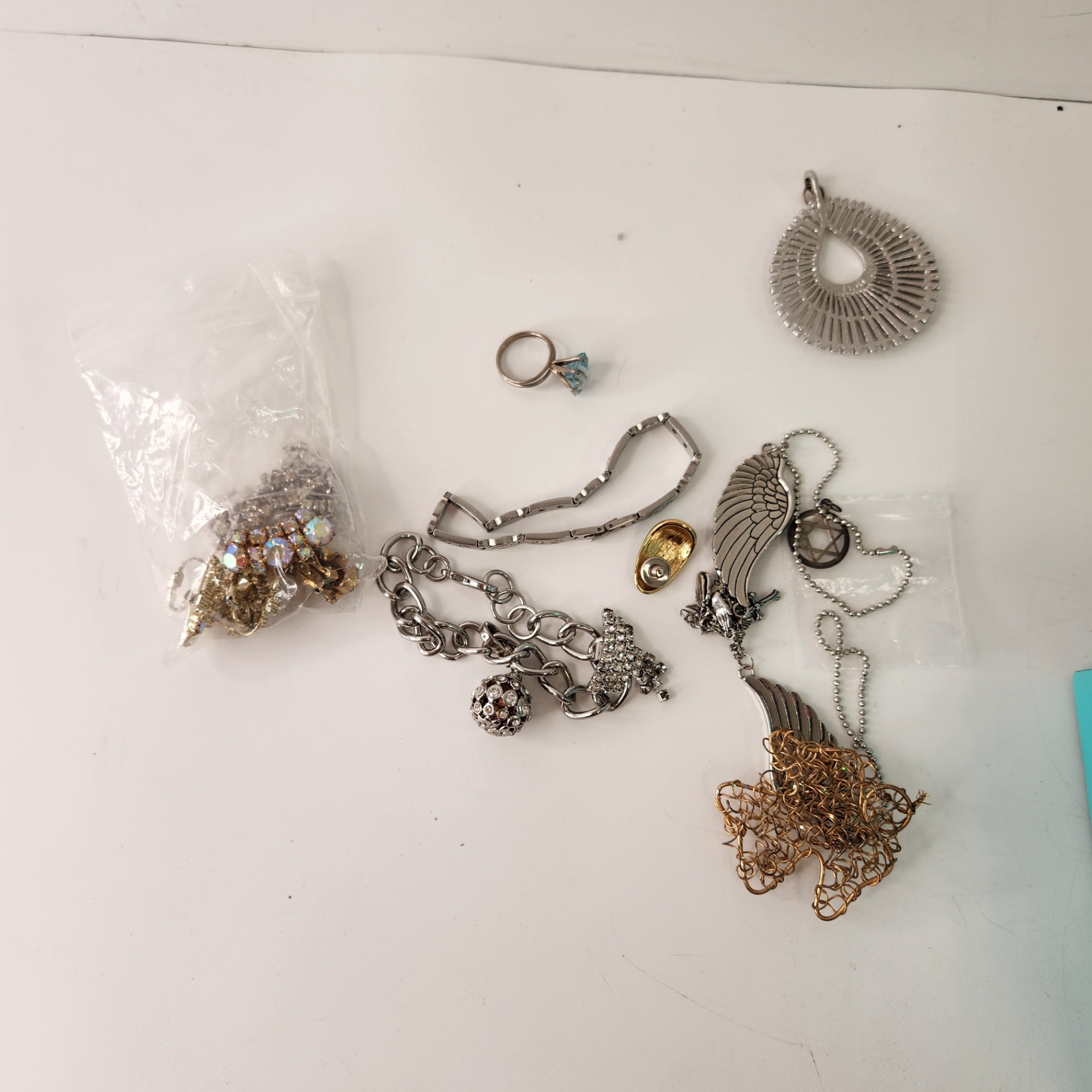 Assorted Costume Jewelry Necklaces Chains Bracelets Earrings - image 4 of 6
