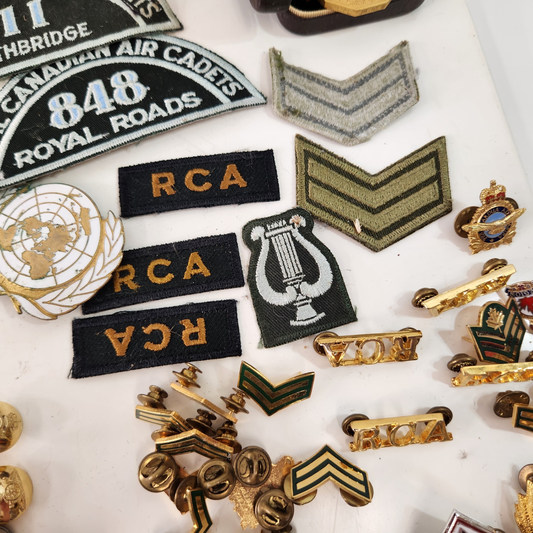 1990s Royal Canadian Army Ammo Pouches, Patches, Pins, Service Medal, Epaulettes - image 9 of 10