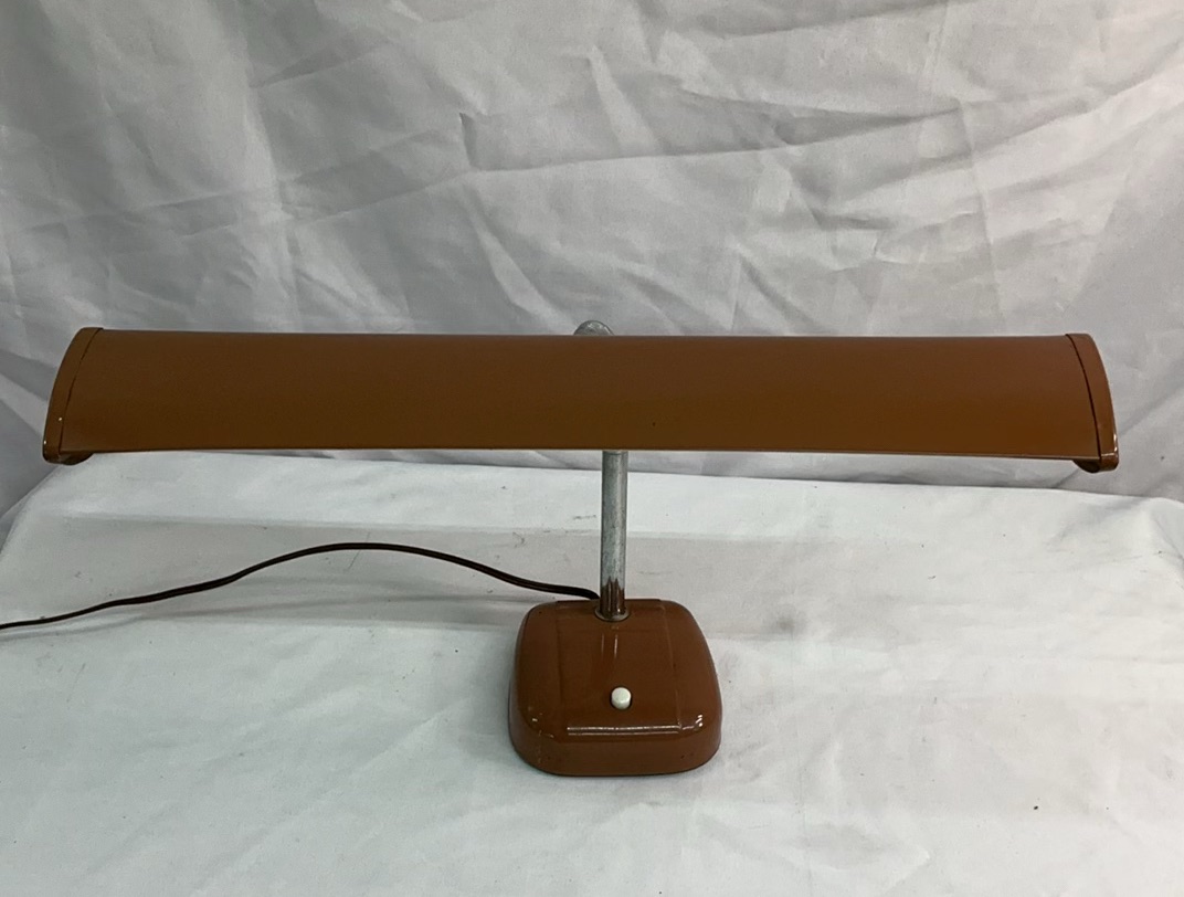 Vintage Bulova Clock Radio And an Underwriters Portable Desk Lamp - image 9 of 10