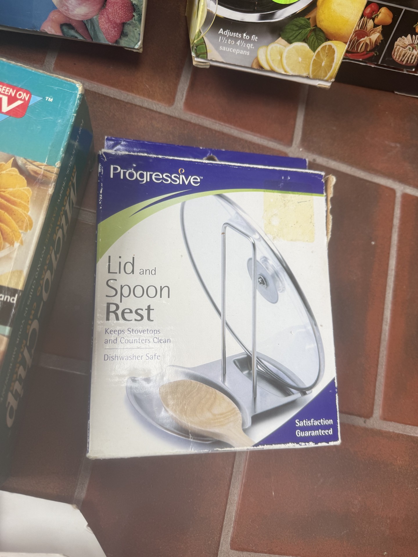 Assorted Kitchen Gadgets and Bakeware Boxes - image 4 of 10
