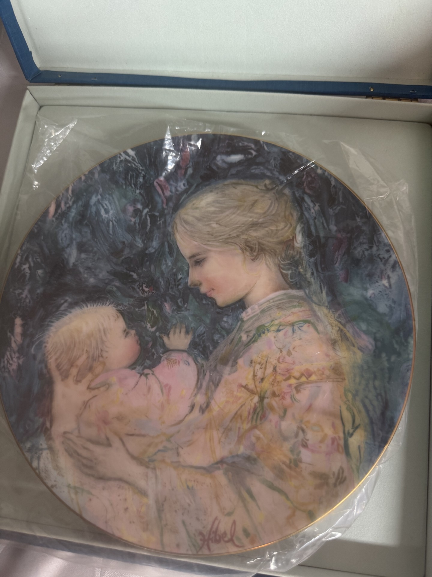 Edna Hibel Kristina and Child; Lucia and Child porcelain plates for Royal Doulton - image 6 of 8