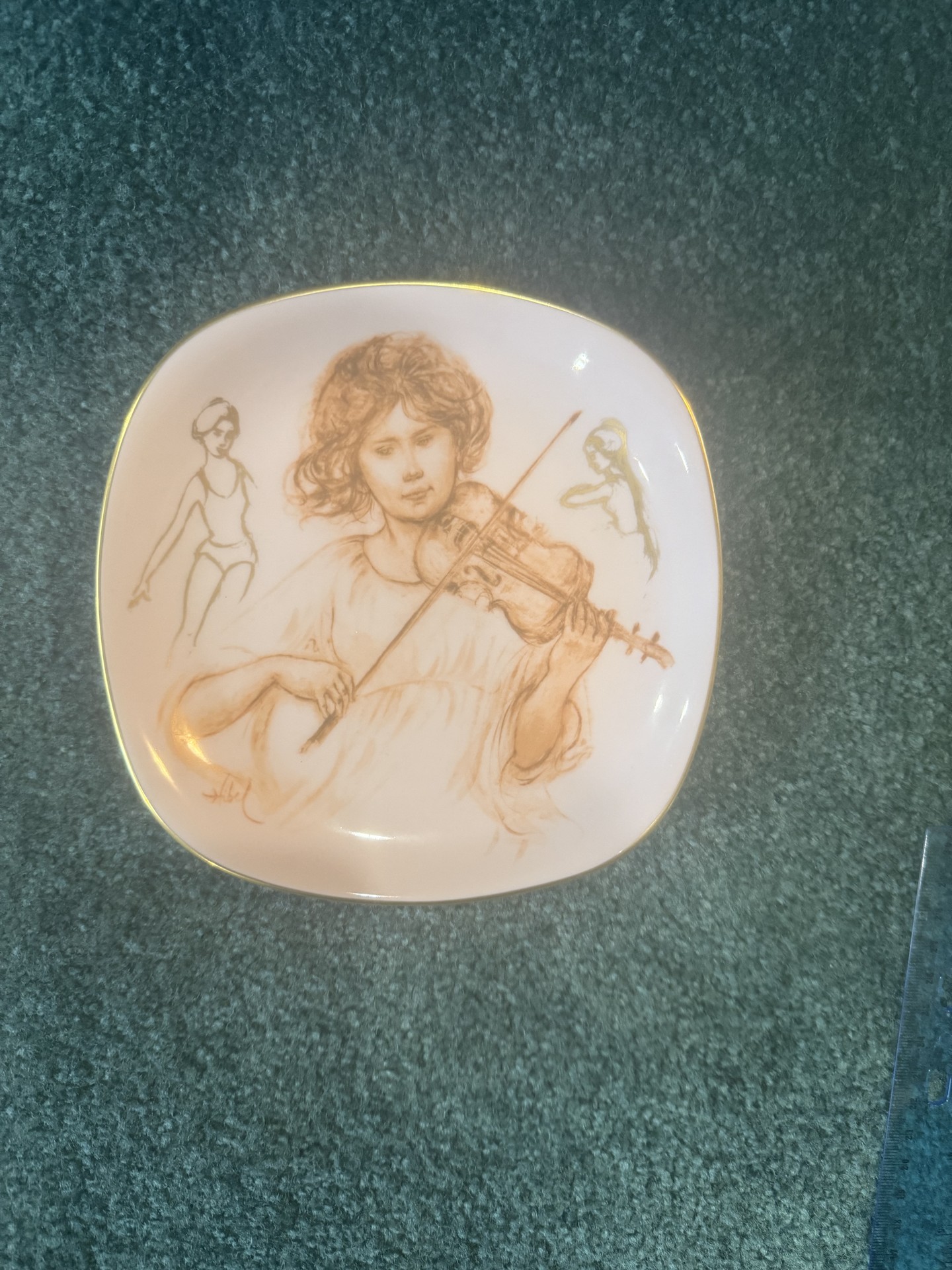 Decorative ceramic plate with violinist illustration and bidrush label - image 1 of 4