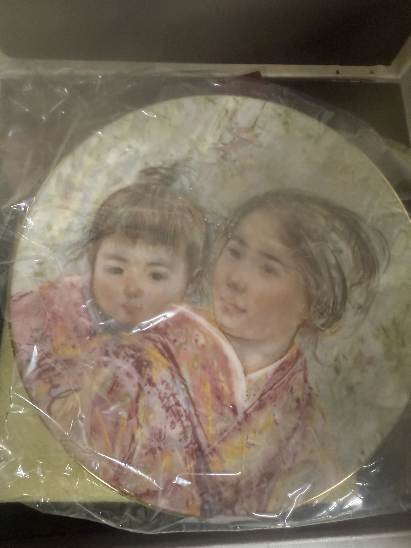 Royal Doulton Collectors International 'X and Child' mother‑and‑child porcelain plates - image 2 of 12