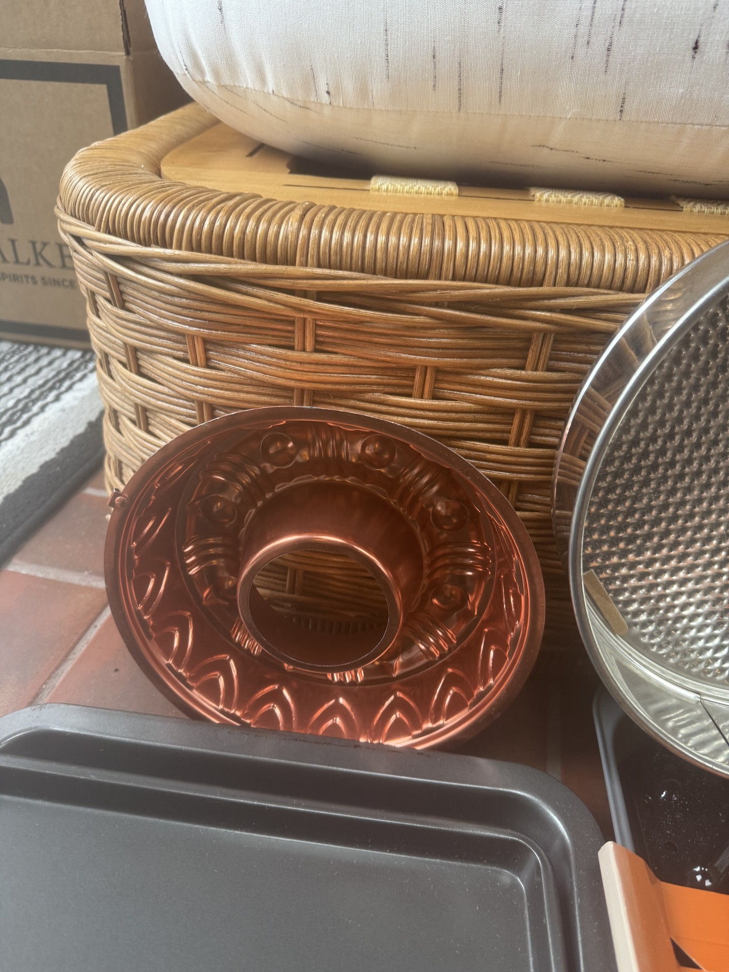 Bakeware set: cookie sheet, tube pan, round pans, and broiler pan - image 7 of 8
