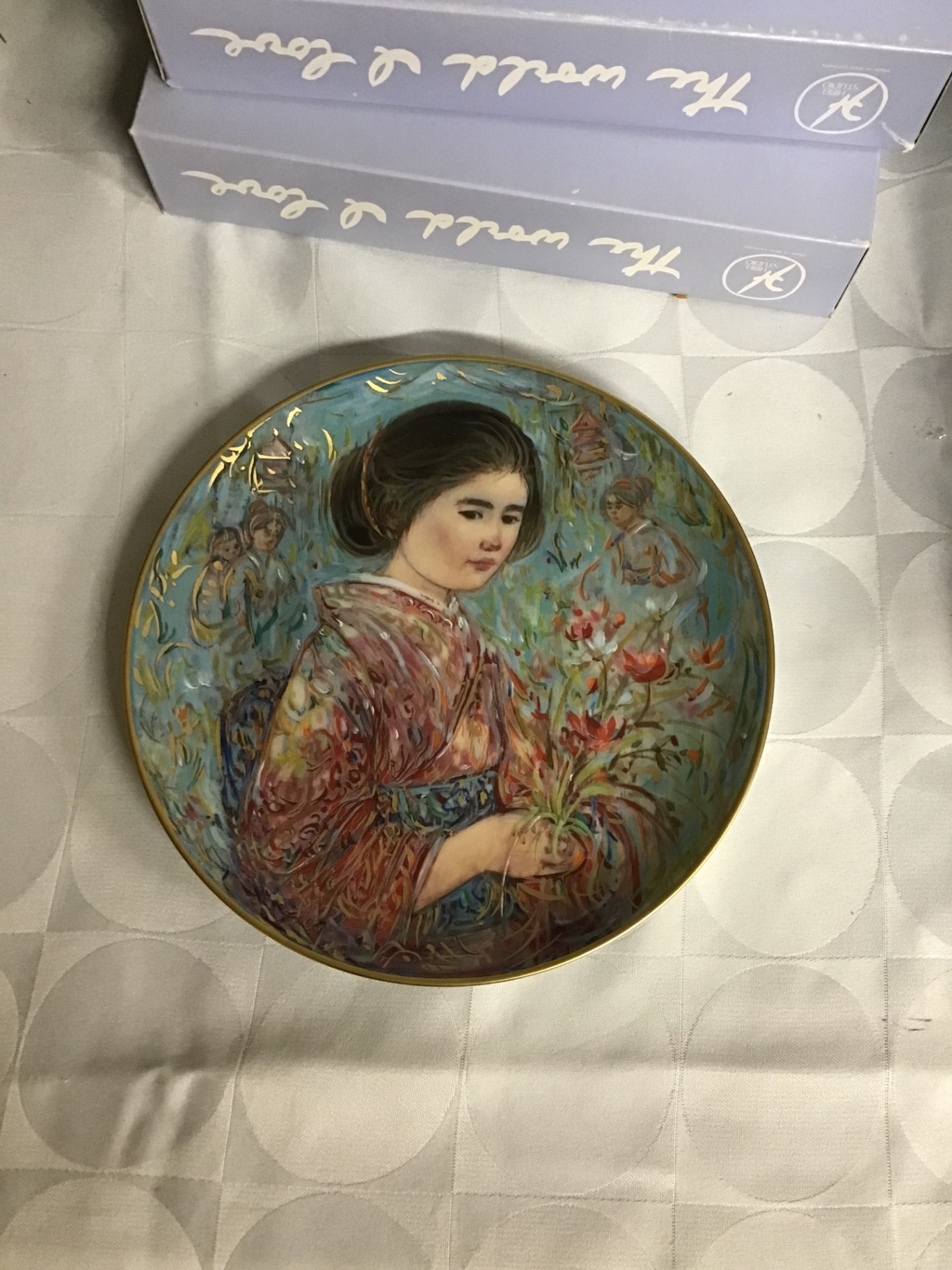 Two decorative porcelain plates with vintage painted scenes - image 5 of 7