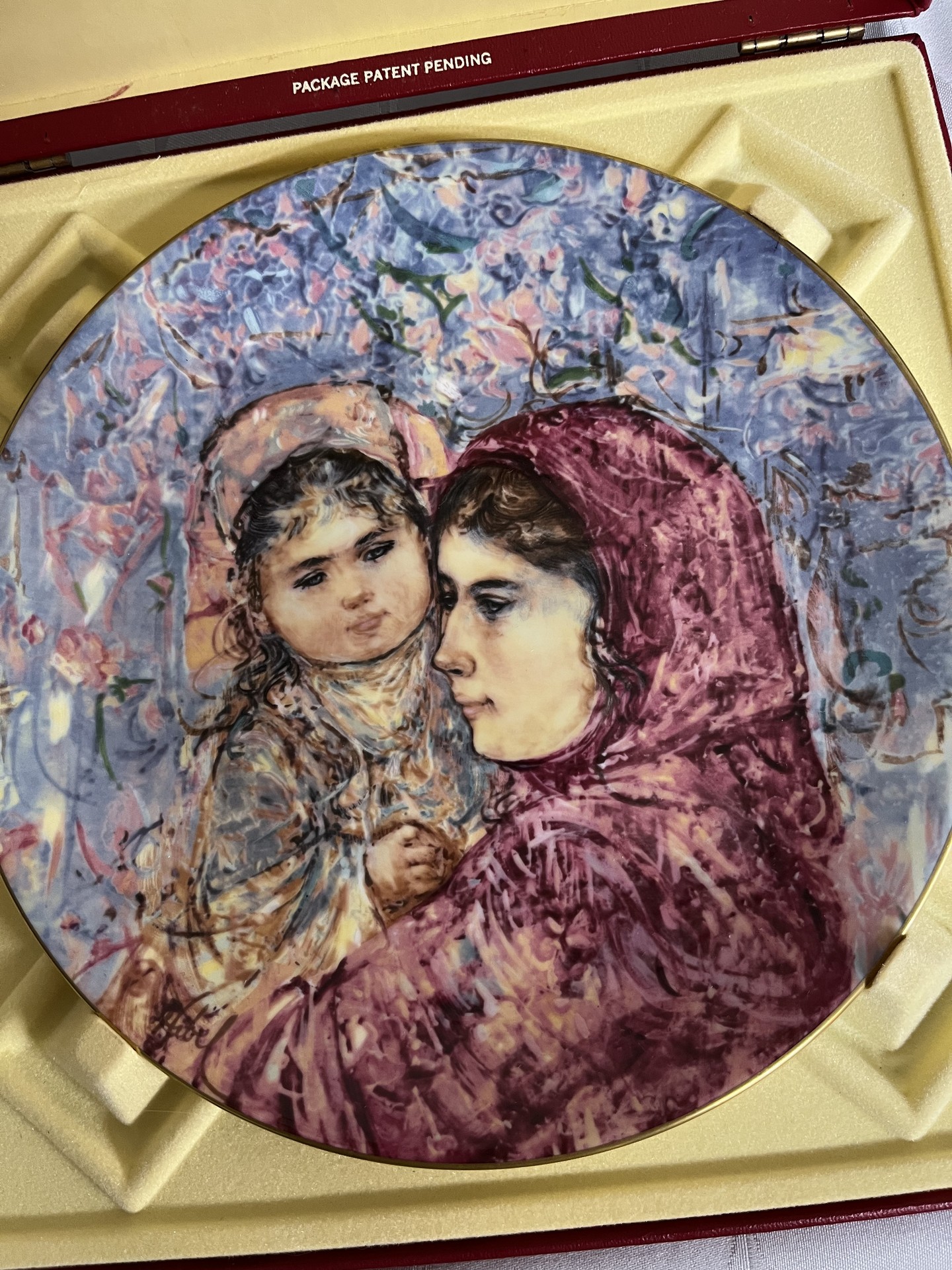 Edna Hibel Mother and Child Plate Set (Kristina and Child, Marilyn and Child, Lucia and Child) - image 7 of 9