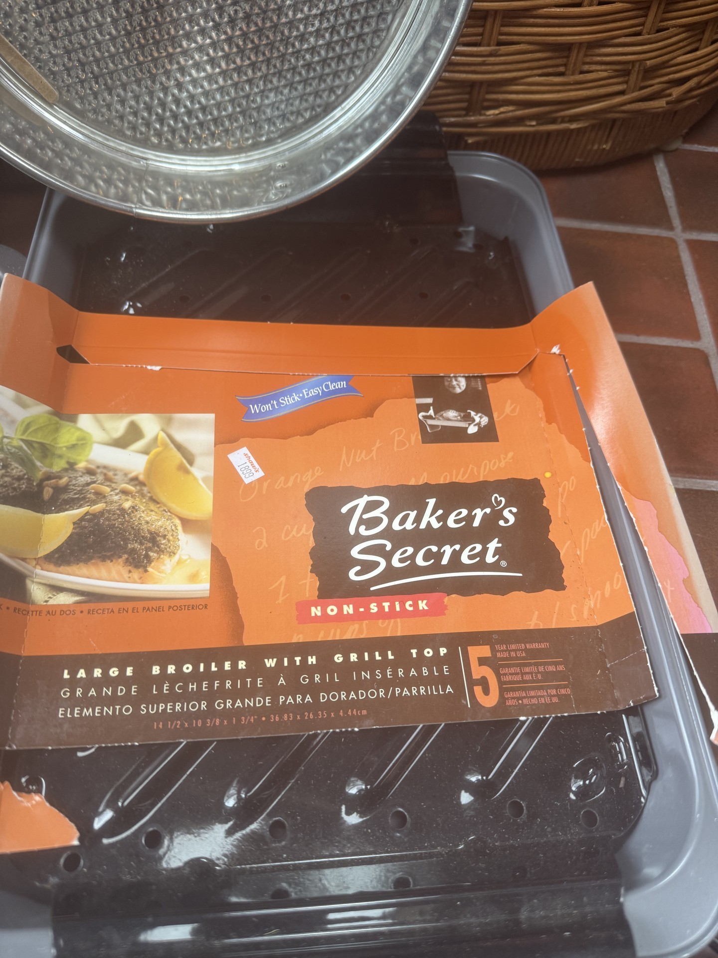 Bakeware set: cookie sheet, tube pan, round pans, and broiler pan - image 4 of 8