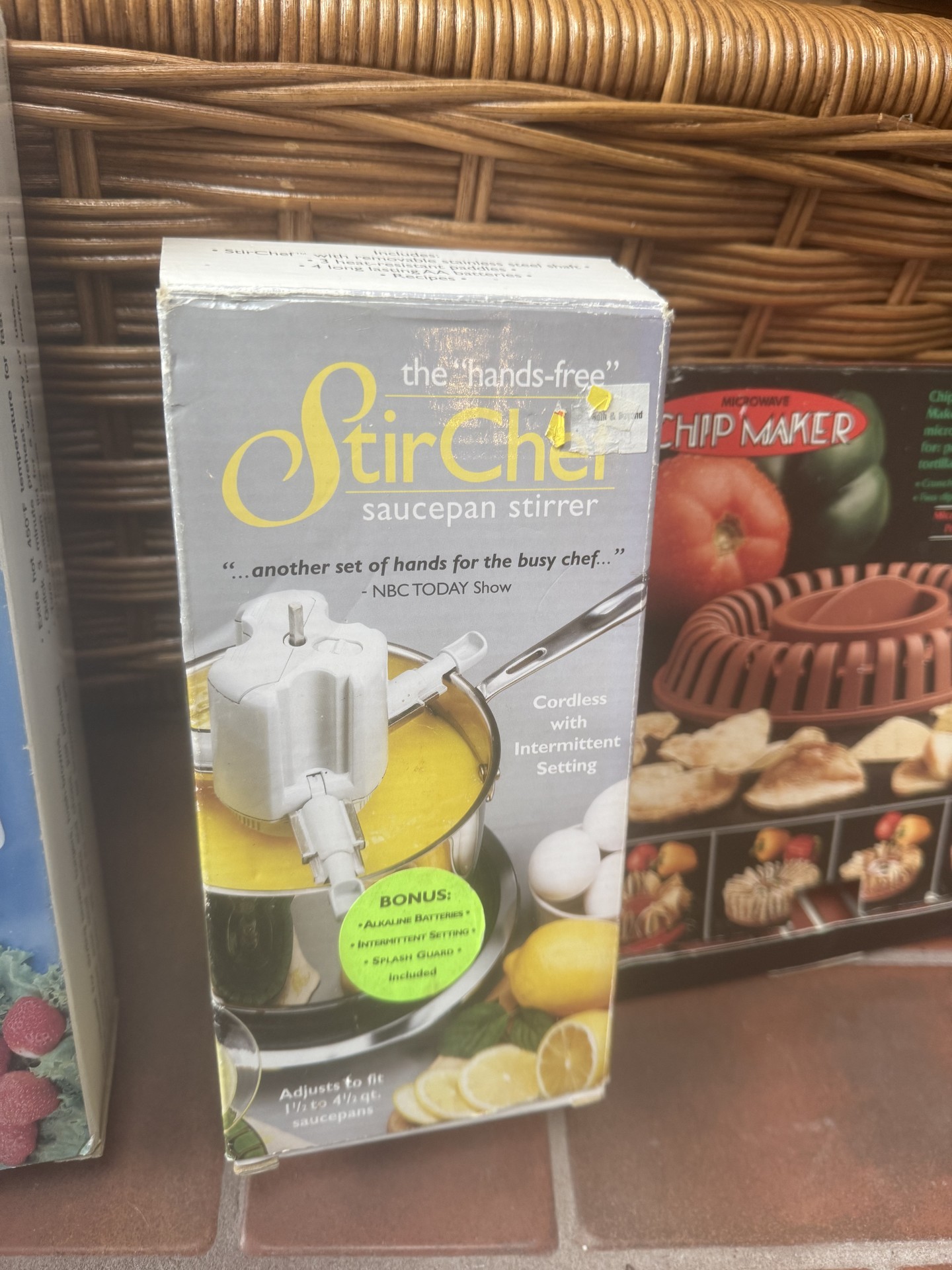 Assorted Kitchen Gadgets and Bakeware Boxes - image 7 of 10