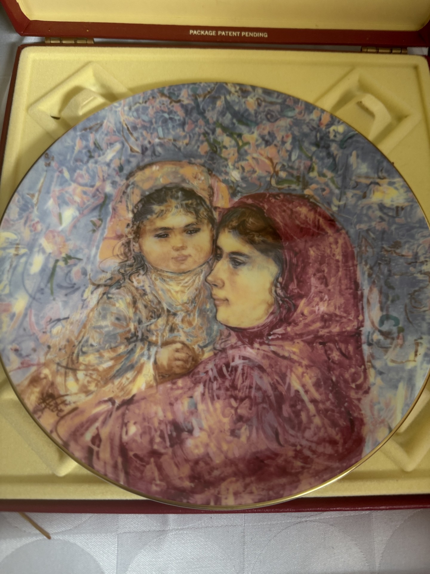 Royal Doulton Collectors International 'X and Child' mother‑and‑child porcelain plates - image 4 of 12