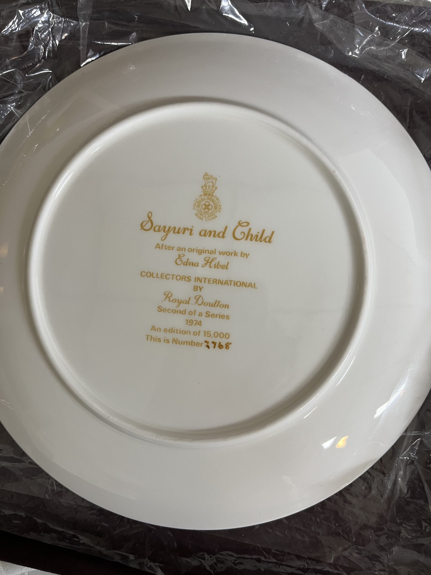 Edna Hibel Mother and Child Plate Set (Kristina and Child, Marilyn and Child, Lucia and Child) - image 6 of 9