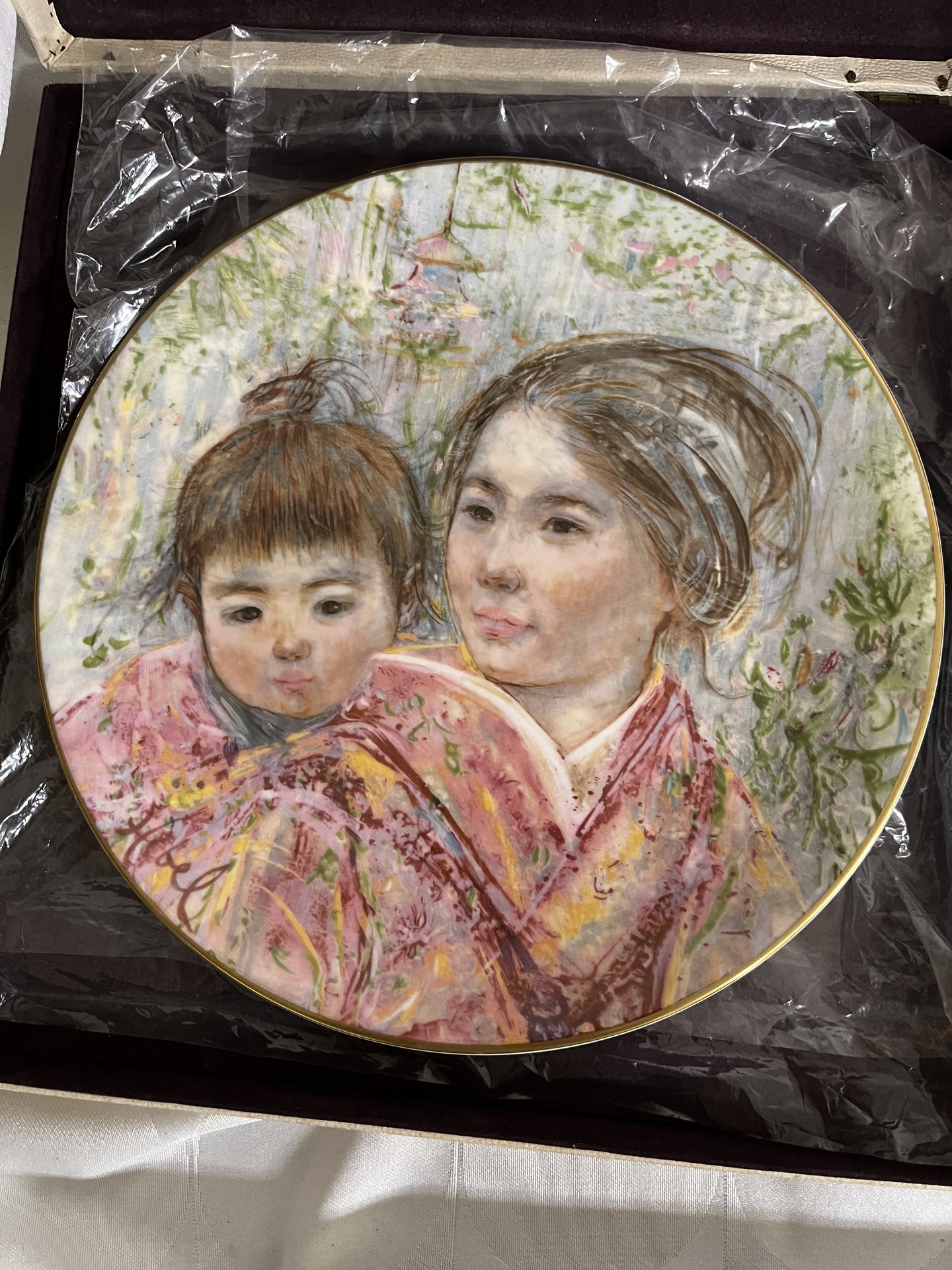 Edna Hibel Mother and Child Plate Set (Kristina and Child, Marilyn and Child, Lucia and Child) - image 5 of 9