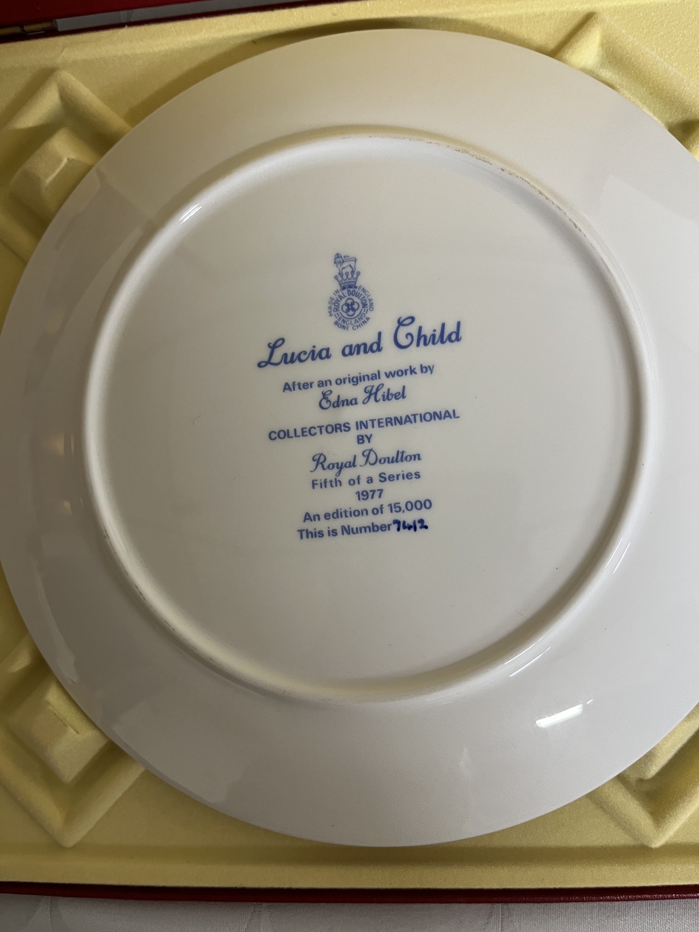 Edna Hibel Mother and Child Plate Set (Kristina and Child, Marilyn and Child, Lucia and Child) - image 8 of 9