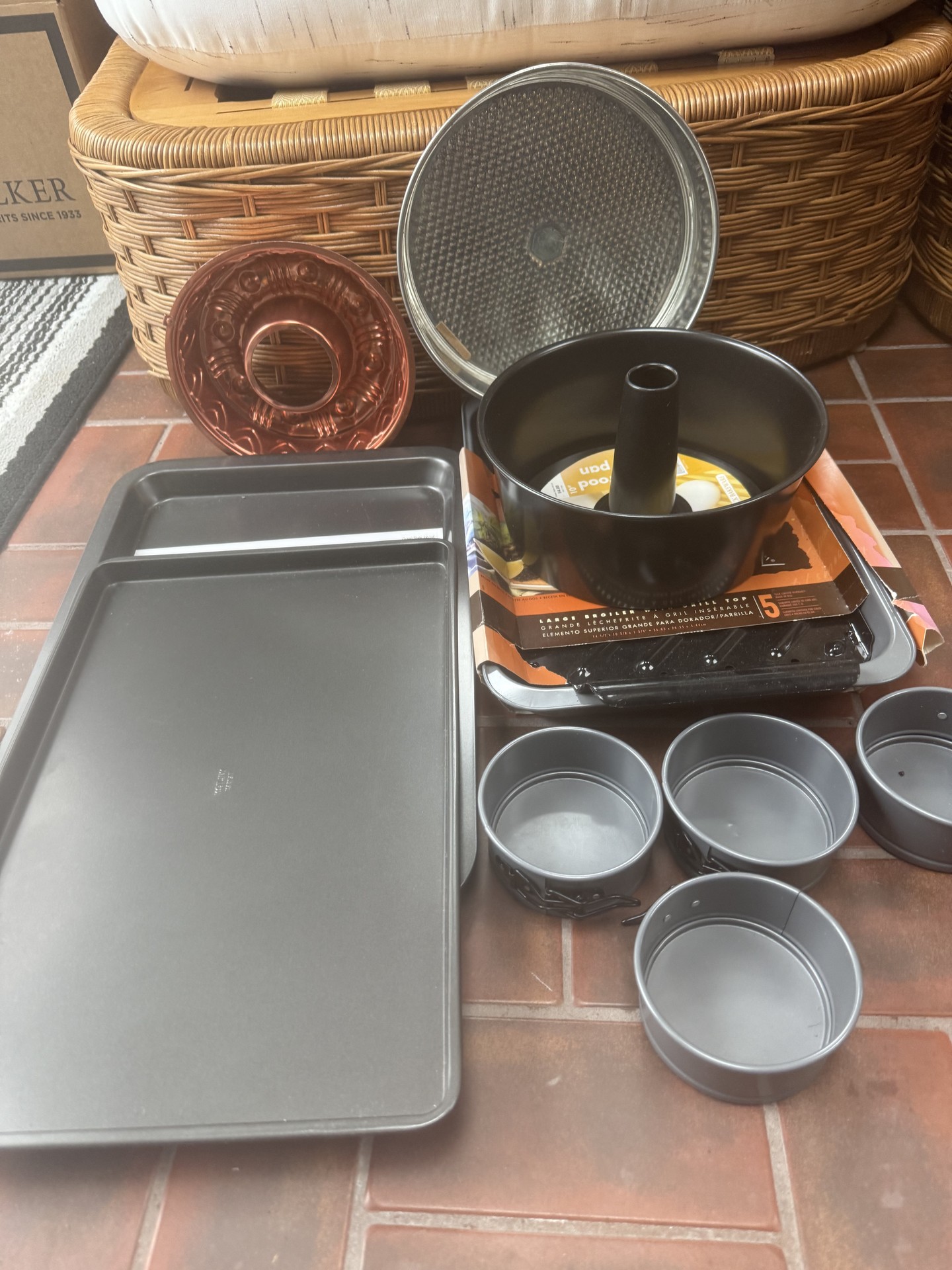 Bakeware set: cookie sheet, tube pan, round pans, and broiler pan - image 1 of 8