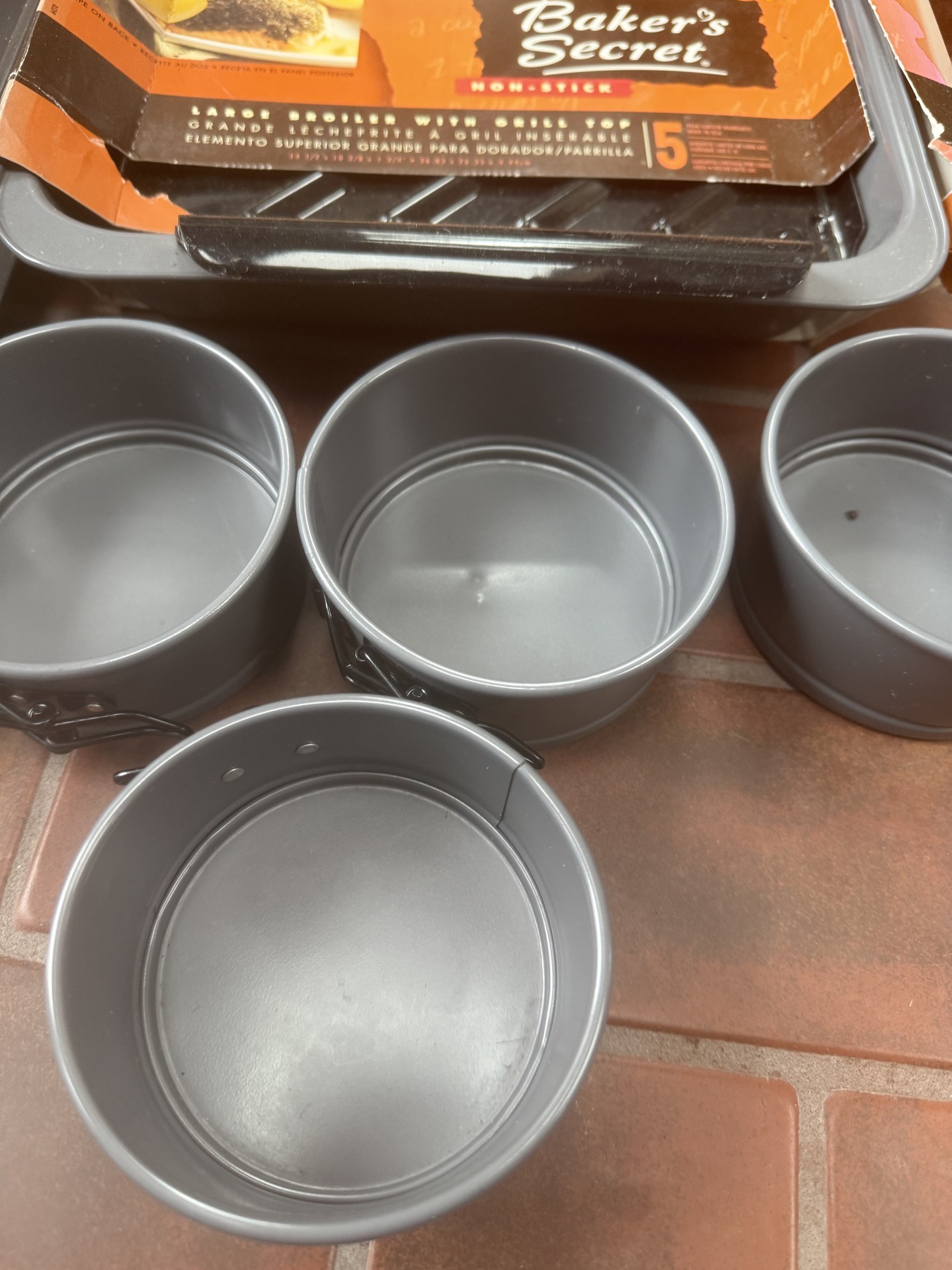Bakeware set: cookie sheet, tube pan, round pans, and broiler pan - image 5 of 8