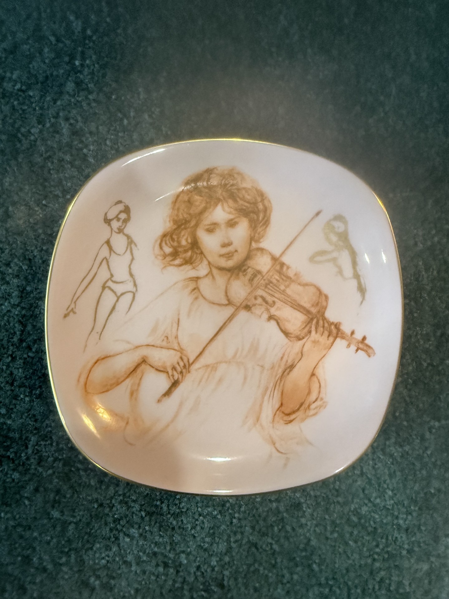 Decorative ceramic plate with violinist illustration and bidrush label - image 2 of 4